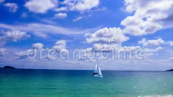 蓝色的天空和海面上的乌云伴随着航行视频的预览图