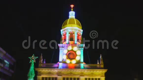 教堂顶部彩色灯光的快速录像视频的预览图