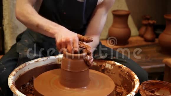 陶工用陶土加工视频的预览图