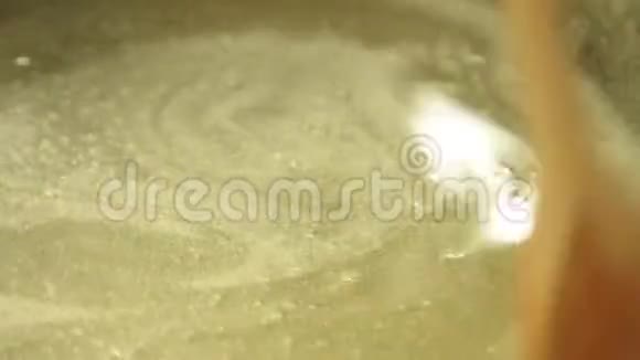 用橘子果冻甜点做巧克力慕斯果冻视频的预览图