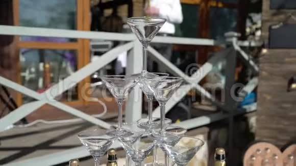香槟金字塔视频的预览图