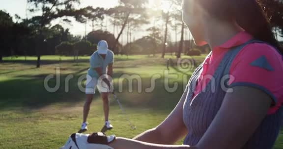 高尔夫球手打高尔夫球视频的预览图