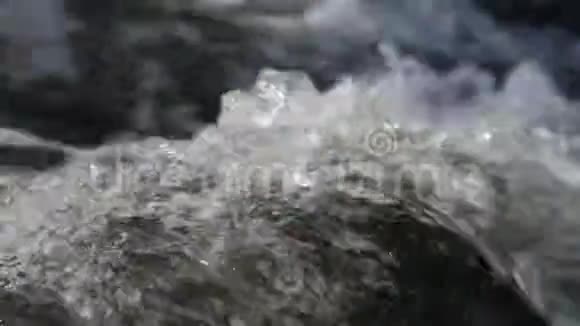 用白色和透明的气泡堵住水流视频的预览图