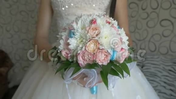 新娘视频花束白色玫瑰和蓝色花边视频的预览图