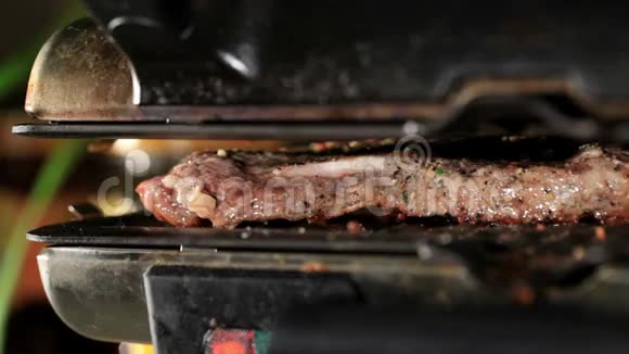 烤肉上炸了一块肉漂亮的专业照明视频的预览图