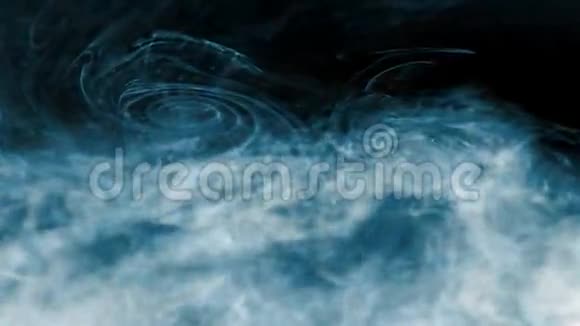 液体滴入水造成污染视频的预览图