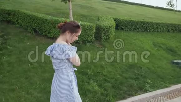 美丽的女人在夏天带着浪漫的心情散步视频的预览图
