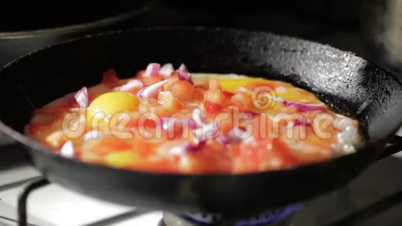 平底锅里煎鸡蛋加入洋葱片视频的预览图