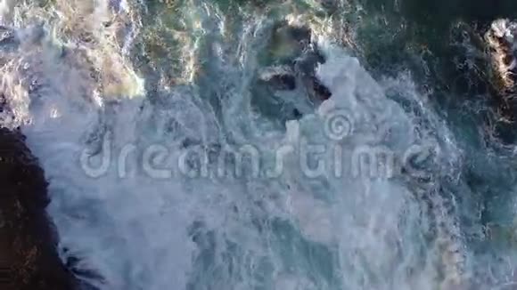 飞越岩石和海浪视频的预览图