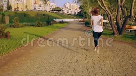 年轻女子早上慢跑视频的预览图
