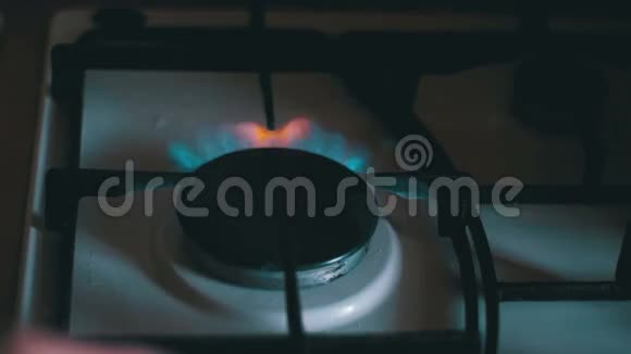 家庭厨房灶台上燃烧器的燃气点火慢动作视频的预览图