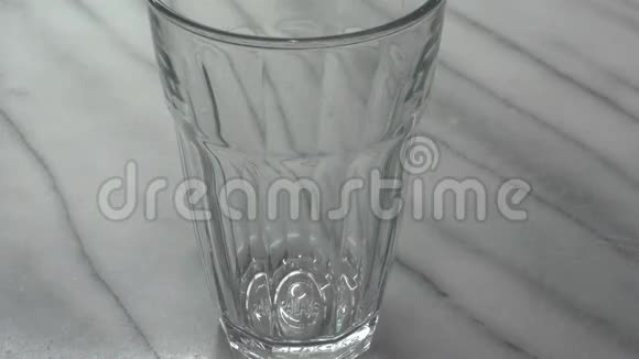 盛满柠檬汽水的透明玻璃杯视频的预览图