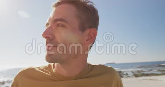 海滩上的年轻人微笑着视频的预览图