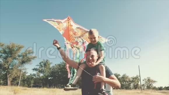 幸福的家庭妈妈爸爸和儿子在大自然中行走发射了一条空中蛇库存录像视频的预览图
