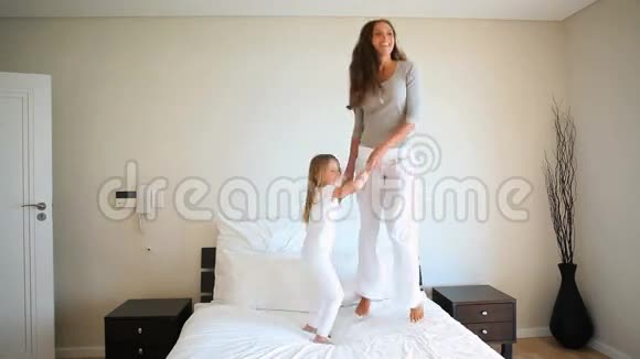 妈妈和女儿在床上跳视频的预览图