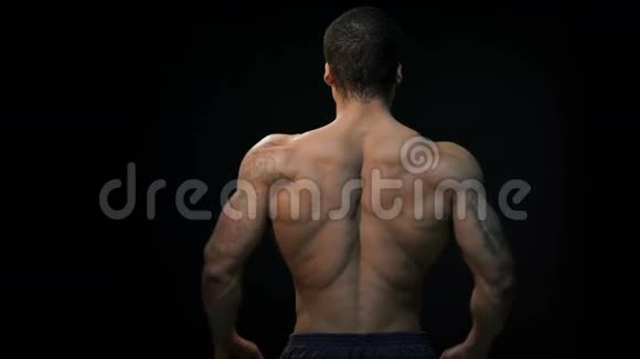 肌肉发达的健美背部视频的预览图