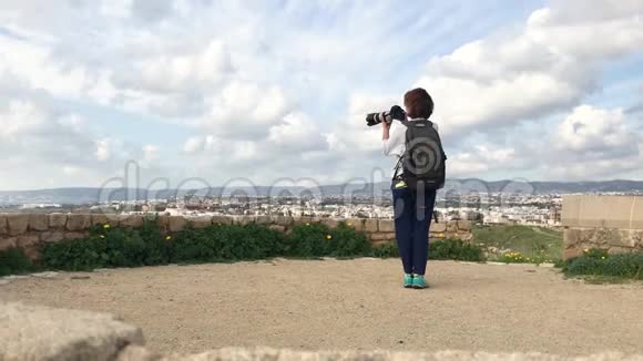年轻女性专业摄影师拍摄风景视频的预览图