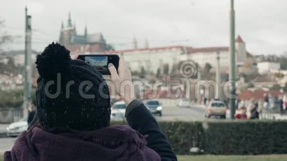布拉格美丽的年轻女性游客用手机做自拍或拍照旅游理念视频的预览图