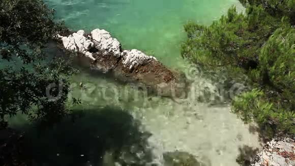 克罗地亚亚得里亚海岸的小海湾视频的预览图