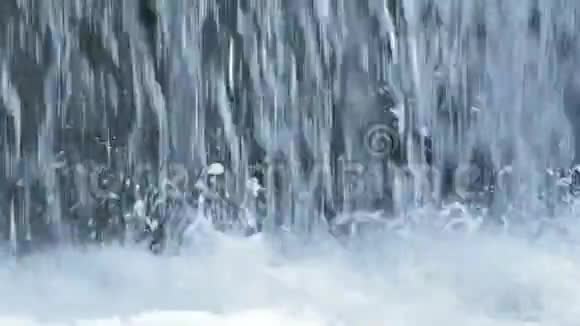 河水在水滴和白色泡沫之间形成瀑布视频的预览图