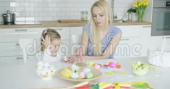 母亲和女儿给鸡蛋着色视频的预览图