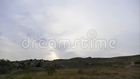 在灰色云层背景下的山脉乌云笼罩着山顶Taymlaps视频的预览图
