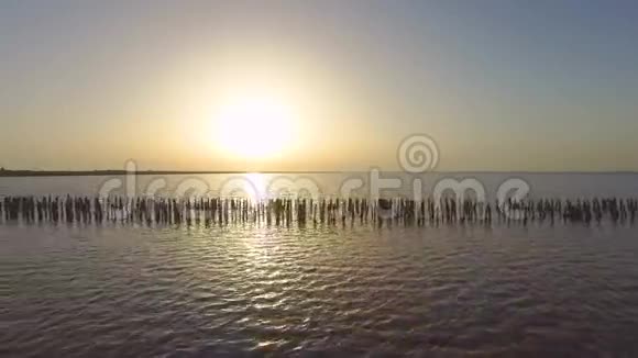 金色晚霞中的水面空中视频视频的预览图