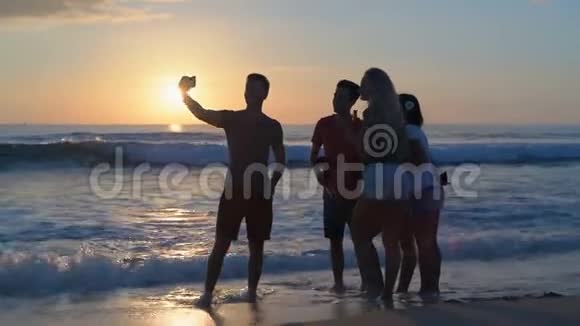 一群在海滩上自拍的朋友视频的预览图