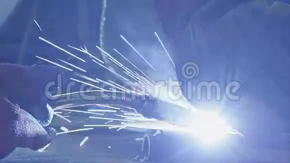 用气弧焊焊接钢零件视频的预览图