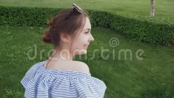 美丽的女人在夏天带着浪漫的心情散步视频的预览图