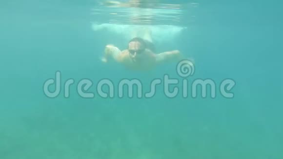人在海底游泳视频的预览图