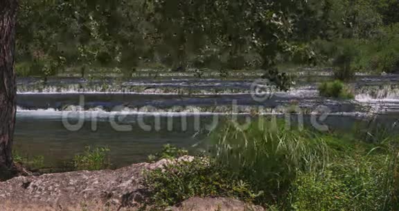 克鲁卡河和夏日的微风视频的预览图