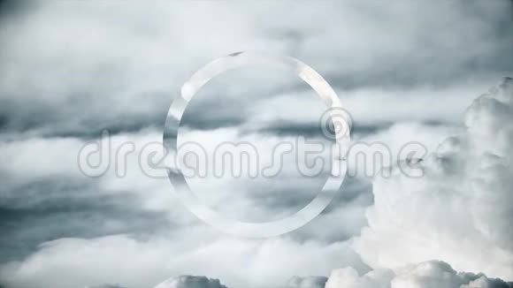 抽象多云的天空与圆形中间有镜箍的灰色多云天空动画视频的预览图