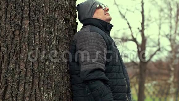 孤独的残疾人靠近树视频的预览图