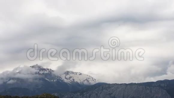 暴风雨前雪山全景视频的预览图