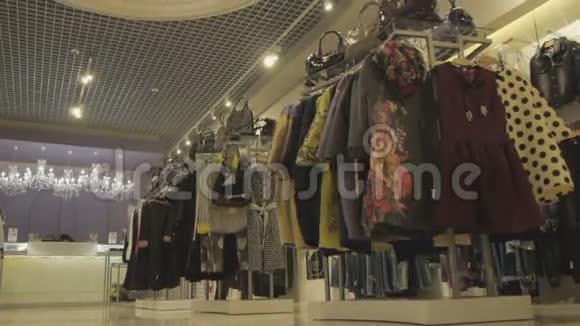 女装在服装店挂衣架视频的预览图
