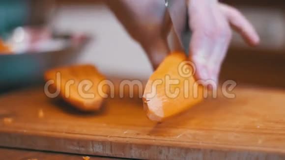 将胡萝卜切成片放在家庭厨房的切碎板上慢动作视频的预览图