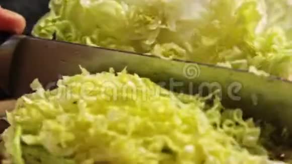 用蔬菜配方切菜为鳄梨酱视频的预览图