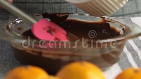 用橘子果冻做巧克力慕斯奶油视频的预览图