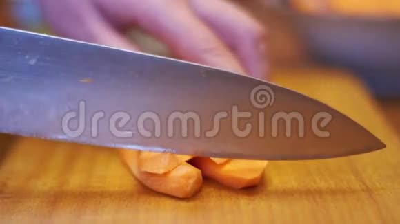 将胡萝卜切成片放在家庭厨房的切碎板上慢动作视频的预览图