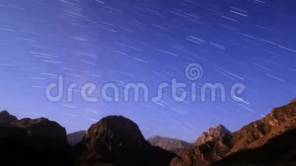 有条纹的天空塔吉克斯坦伊斯坎德库尔时间视频的预览图