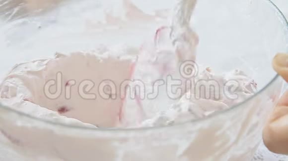 将糖霜和奶酪混合制成奶油视频的预览图