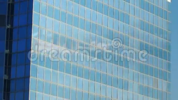 移动的云彩反射在建筑物的玻璃墙上视频的预览图