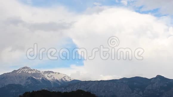 暴风雨前雪山全景视频的预览图