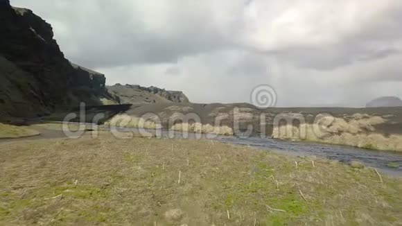 冰岛的河流视频的预览图