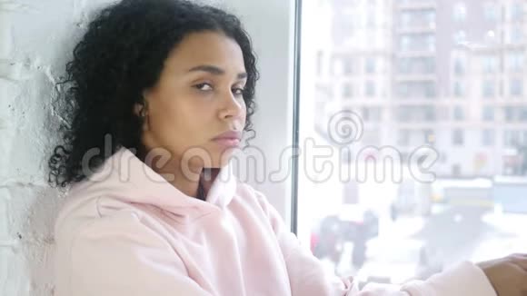 关上年轻的美国黑人女人的脸窗户视频的预览图