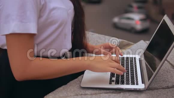 女性在户外电脑上工作视频的预览图