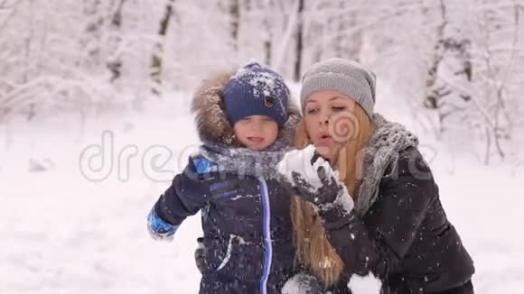 快乐的母子在公园玩雪视频的预览图