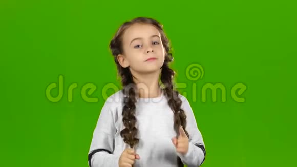 孩子在跳舞绿色屏幕视频的预览图