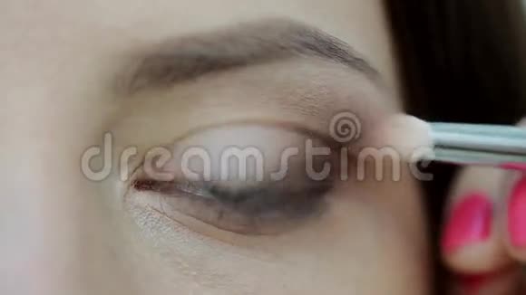 化妆师做模特眼妆特写视频的预览图